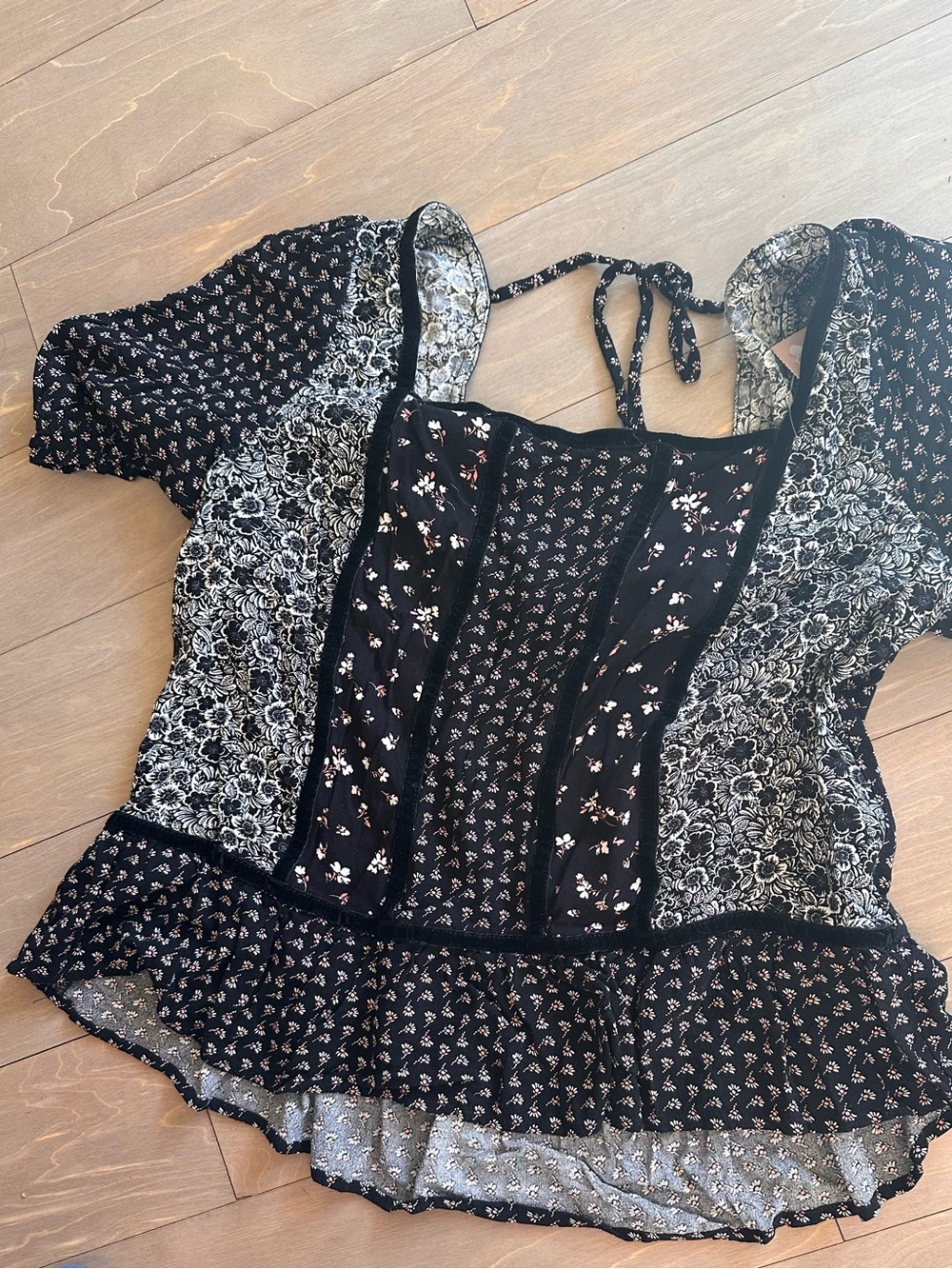 S.O. Floral Blouse in Black & White Size Large Like New